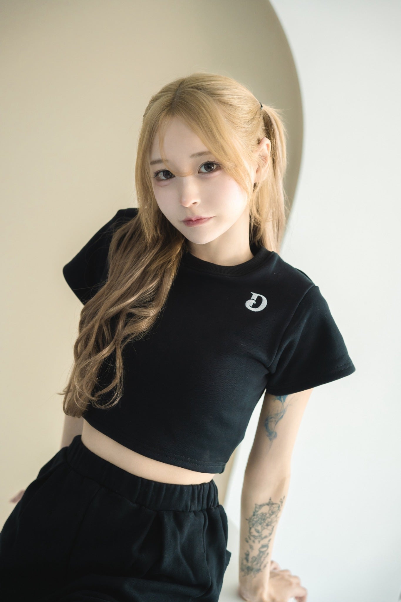 ロゴクロップドTシャツ (ブラック)